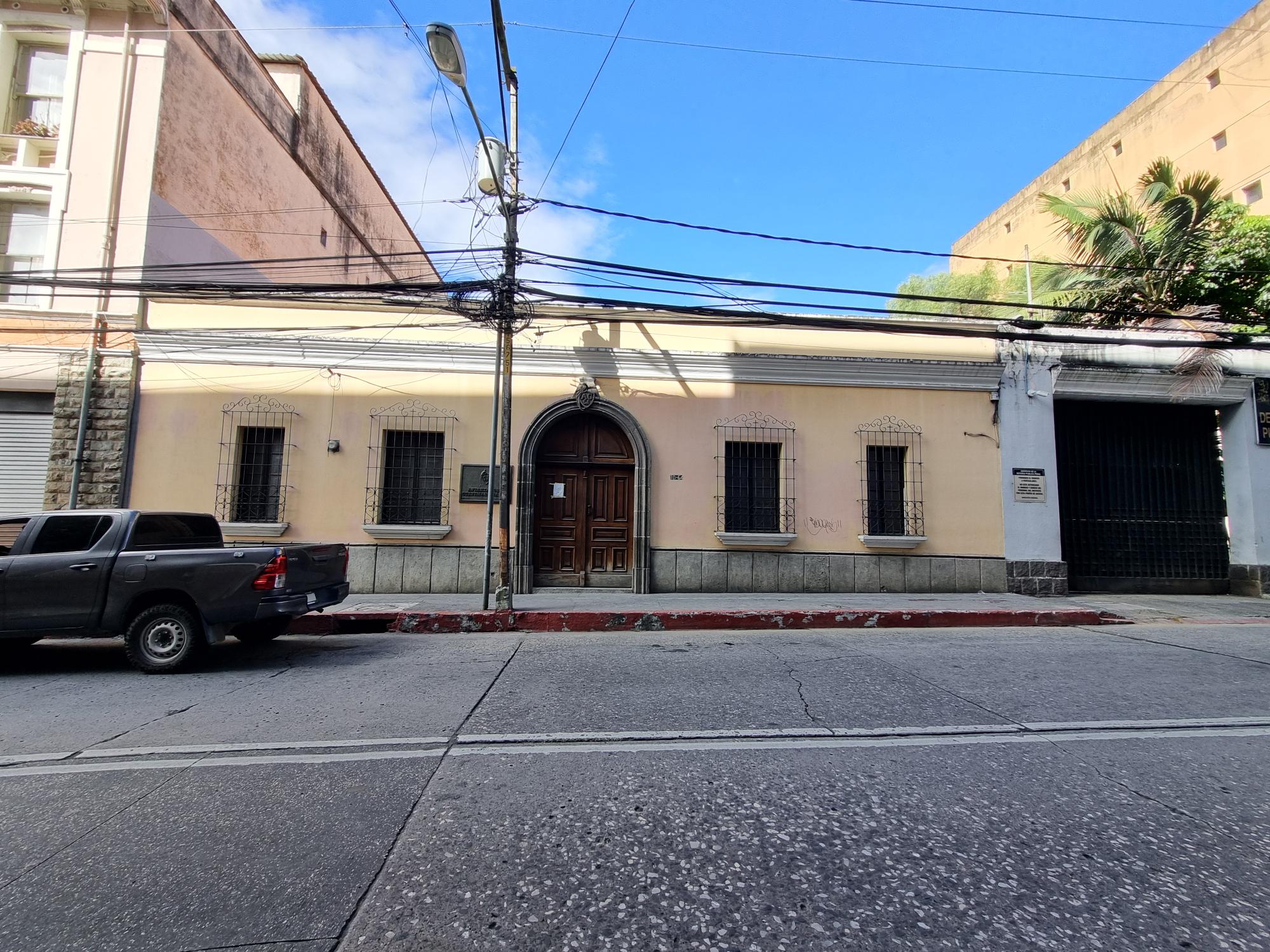 VENTA casa zona 1, sobre 8va avenida y 10ma. calle